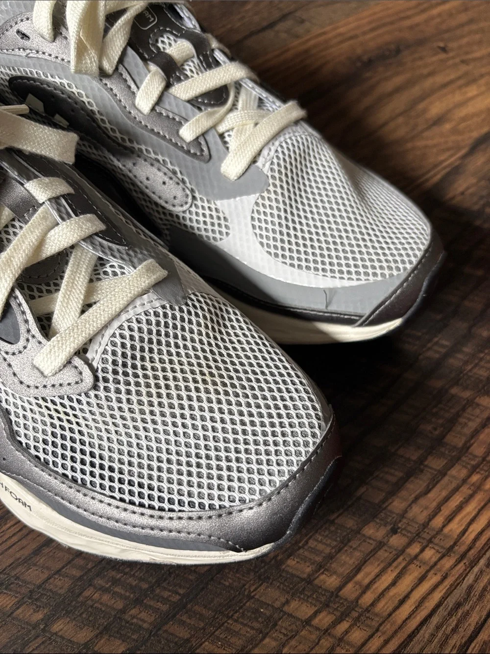 New Balance Fresh Foam Arishi v4 Sneaker Silver Metallic Unisex 10M or 11.5W